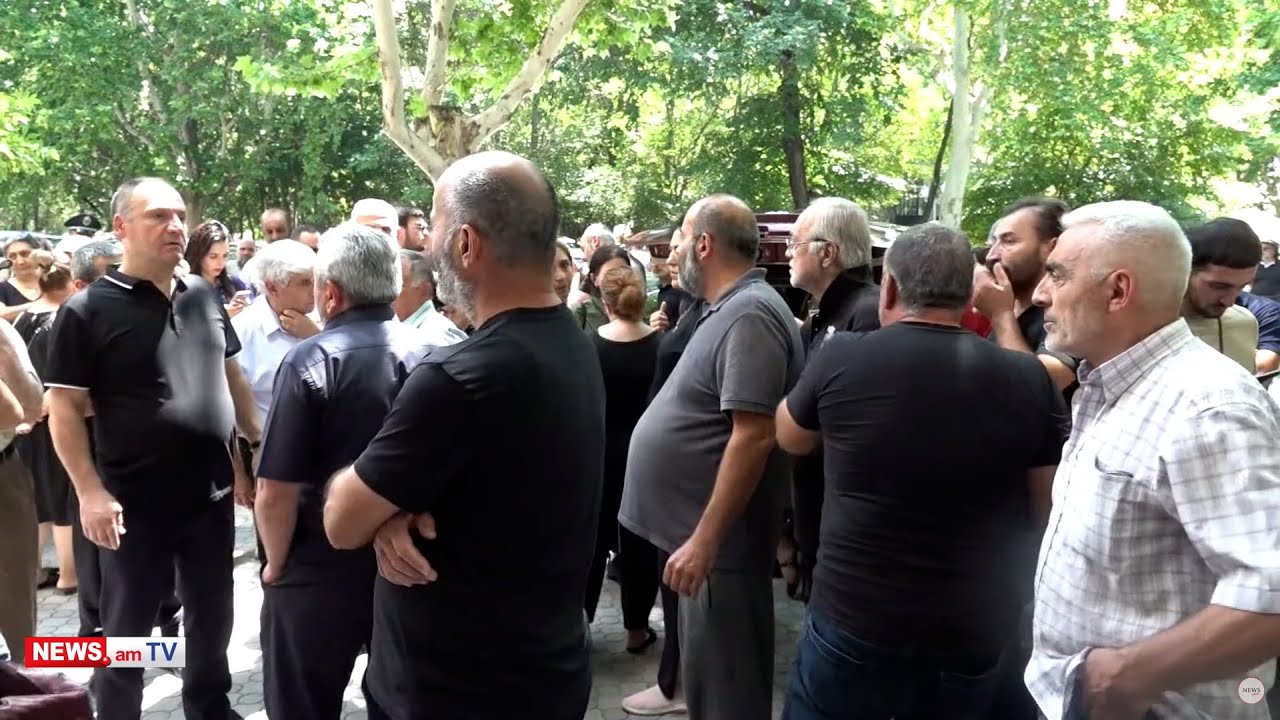 Երևանում Դավիթ Մինասյանի դասընկերները Գլխավոր դատախազության դիմաց ակցիա են կազմակերպել