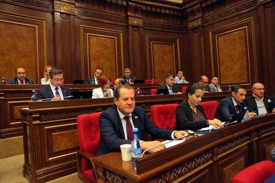 Լուսավոր Հայաստանը քննարկում է տուգանքների և հաշիվների կալանքի խնդիրները ԴԱՀԿ-ի շենքի մոտ