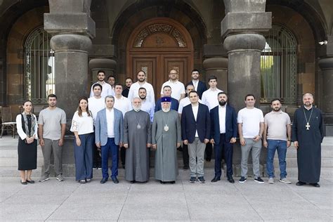 Կաթողիկոսը բարեկամական այց կատարեց տիար Սամվել Կարապետյանին