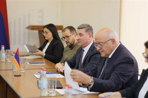 Քարոզարշավի ընթացքում վարչապետին մոտեցել է քաղաքացի, ով «Բարեկամություն» մետրոյից վազքով է եկել