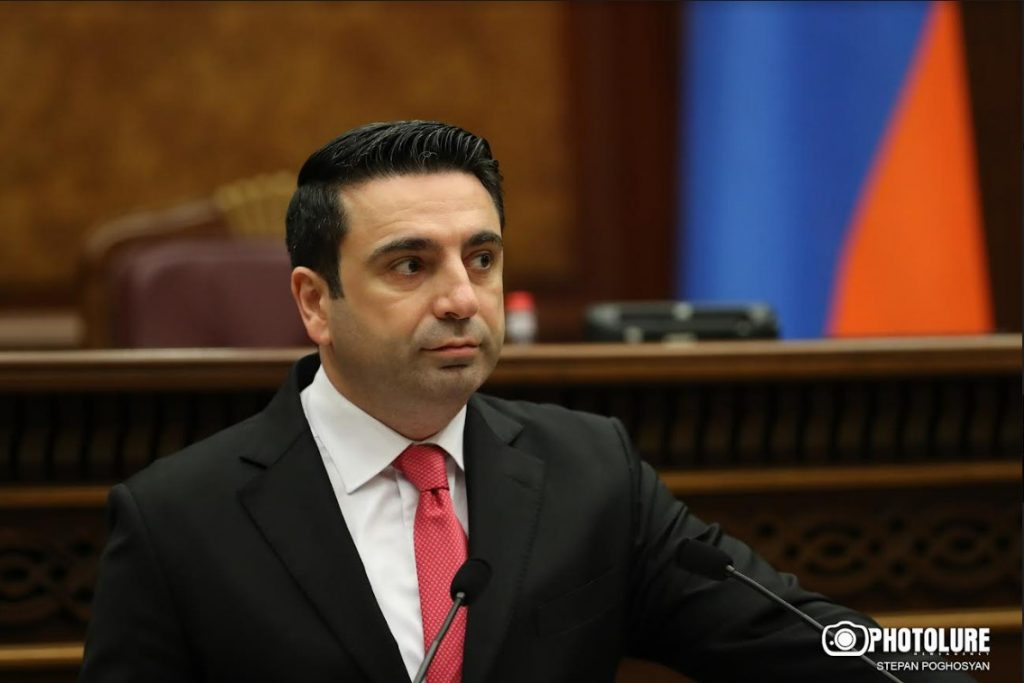 Ալեն Սիմոնյանի ավտոշարասյունն այսօր ազդանշաններով ճանապարհ է պահանջել ArmLur.am-ի աշխատակցից