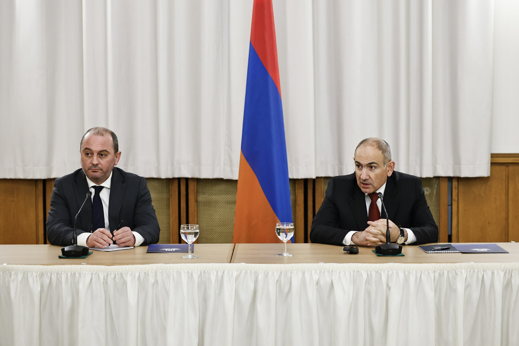 Նոր Նորքում Գայի արձանի մոտակայքում Նիկոլ Փաշինյանը հանդիպում է քաղաքացիներին՝ ուժայինների մեծաքանակ ներկայությունն ուշադրության կենտրոնում է