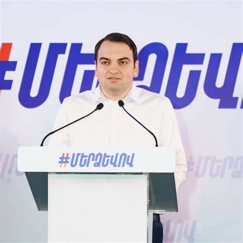 «Ուժեղ Հայաստան»-ի առաջնորդը վարչապետի վարքագիծը կապում է դաստիարակության հետ