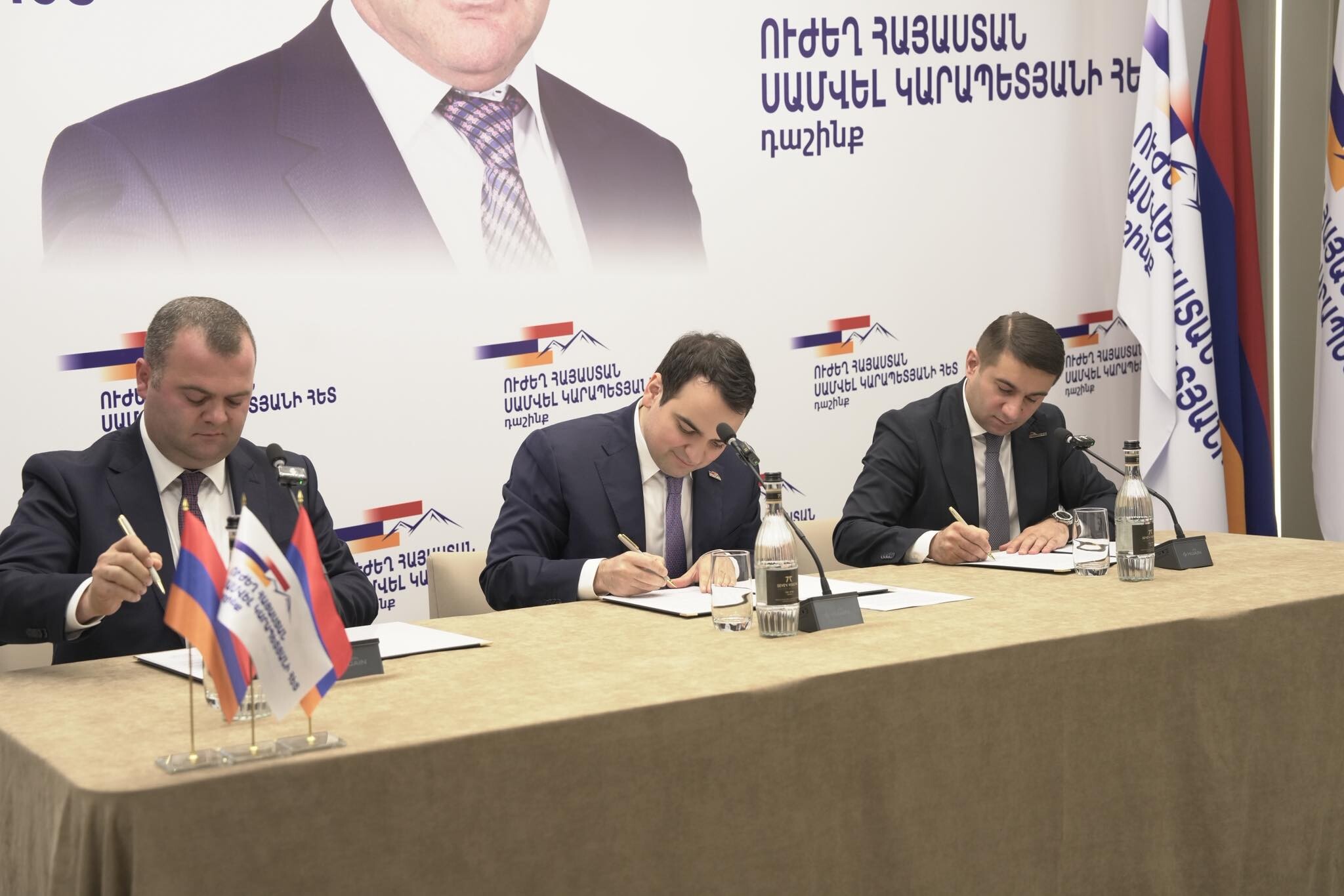 «Ուժեղ Հայաստան» կուսակցության առաջնորդը պնդում է, որ իշխանությունների գործողությունները ծառայում են Հայաստանը ծնկի բերելու համար